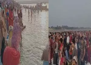 बिहार के मुंगेर में बुद्ध पूर्णिमा पर गंगा स्नान के लिए घाटों पर उमड़े लोग