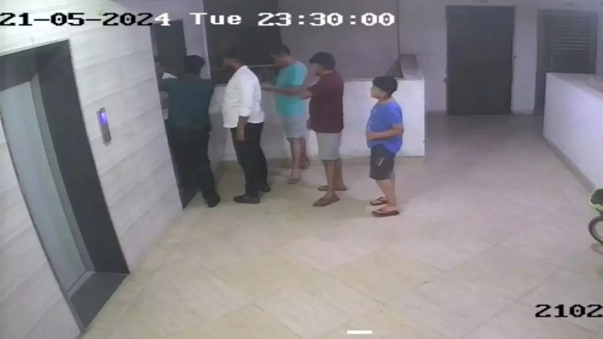 ग्रेटर नोएडा वेस्ट सोसायटी में बुजुर्ग दंपत्ति घंटों तक लिफ्ट में फंसे रहे