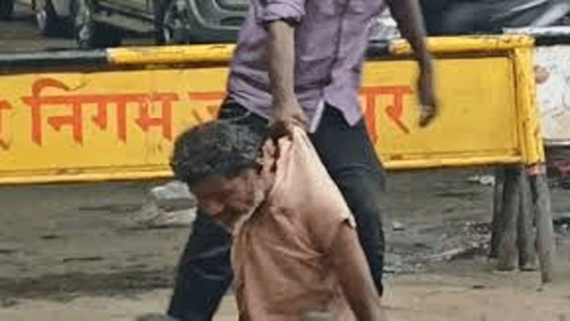 दो मजदूरों के बीच विवाद, आंख में मिर्च पाउडर डालकर की पिटाई,वीडियो जमकर वायरल
