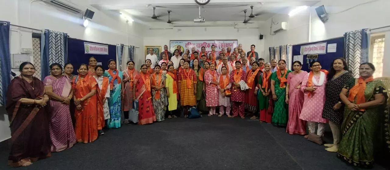 वरिष्ठ नागरिक मंच भीलवाड़ा के 52 सदस्यों का दल कश्मीर यात्रा पर रवाना