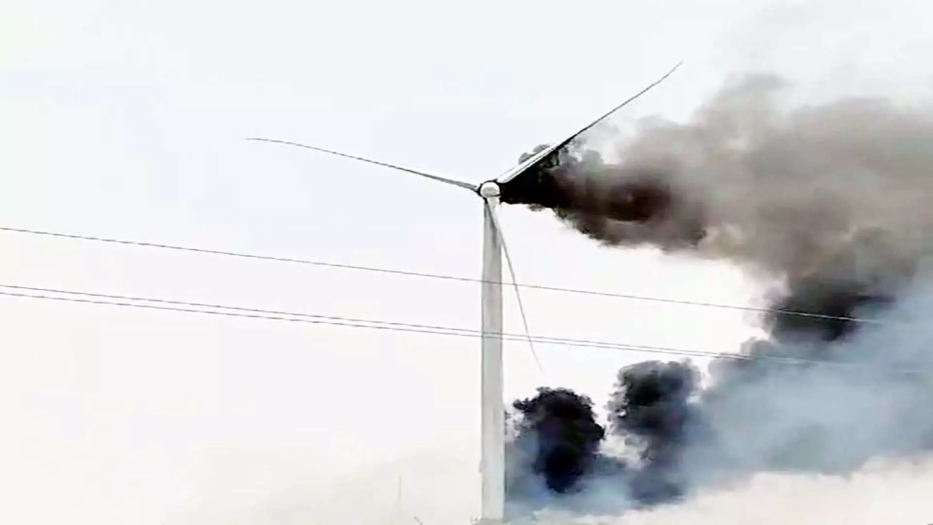 शाजापुर जिले में स्थित पवन चक्की में लगी आग ,लाखों रुपये के नुकसान की आशंका