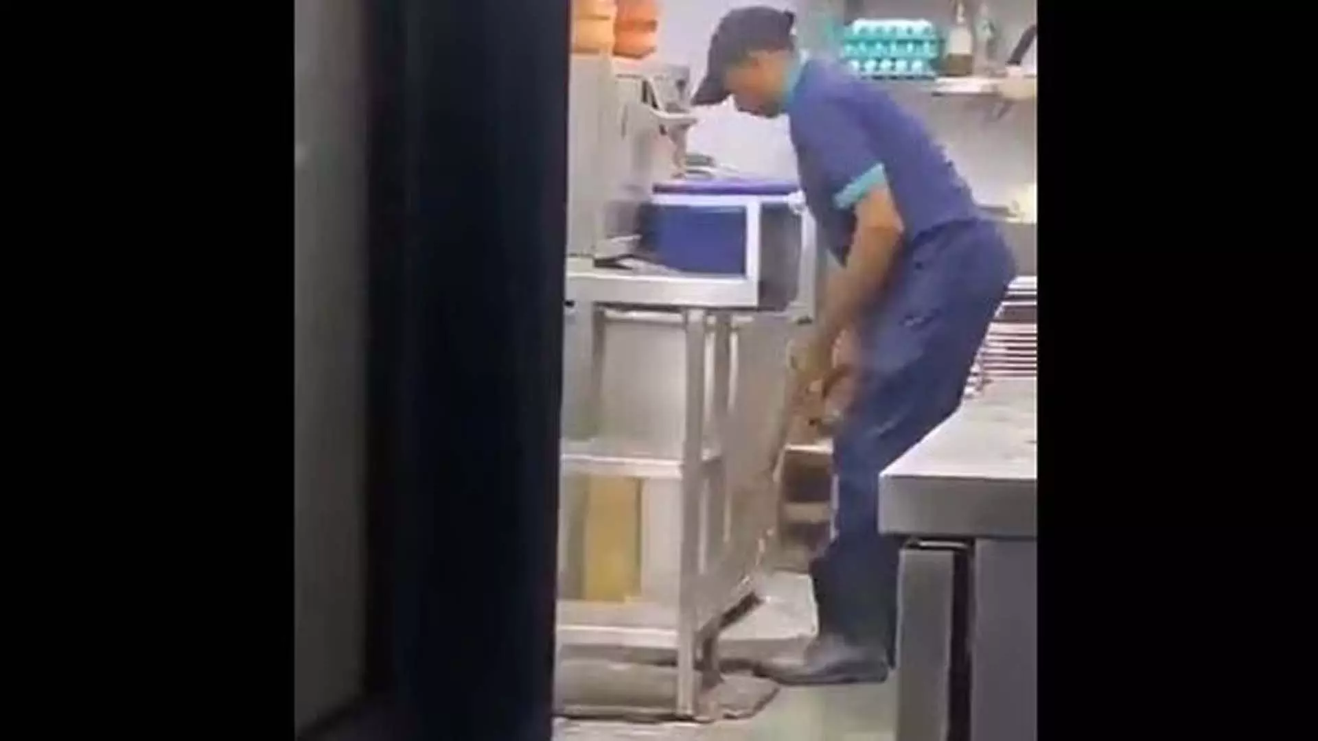 कर्मचारी को खाना तलने के जाल से नाली साफ करते दिखा