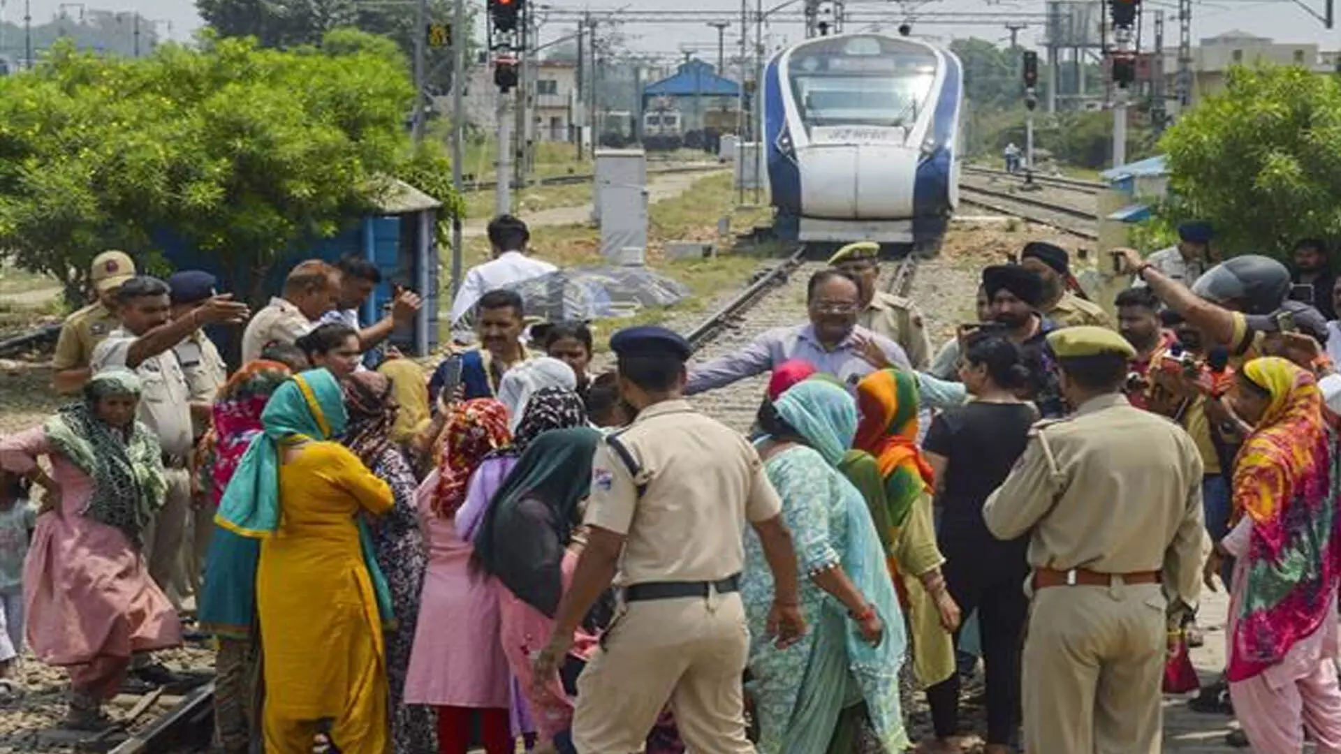 जल संकट के विरोध में महिलाओं ने जम्मू में वंदे भारत ट्रेन रोकी