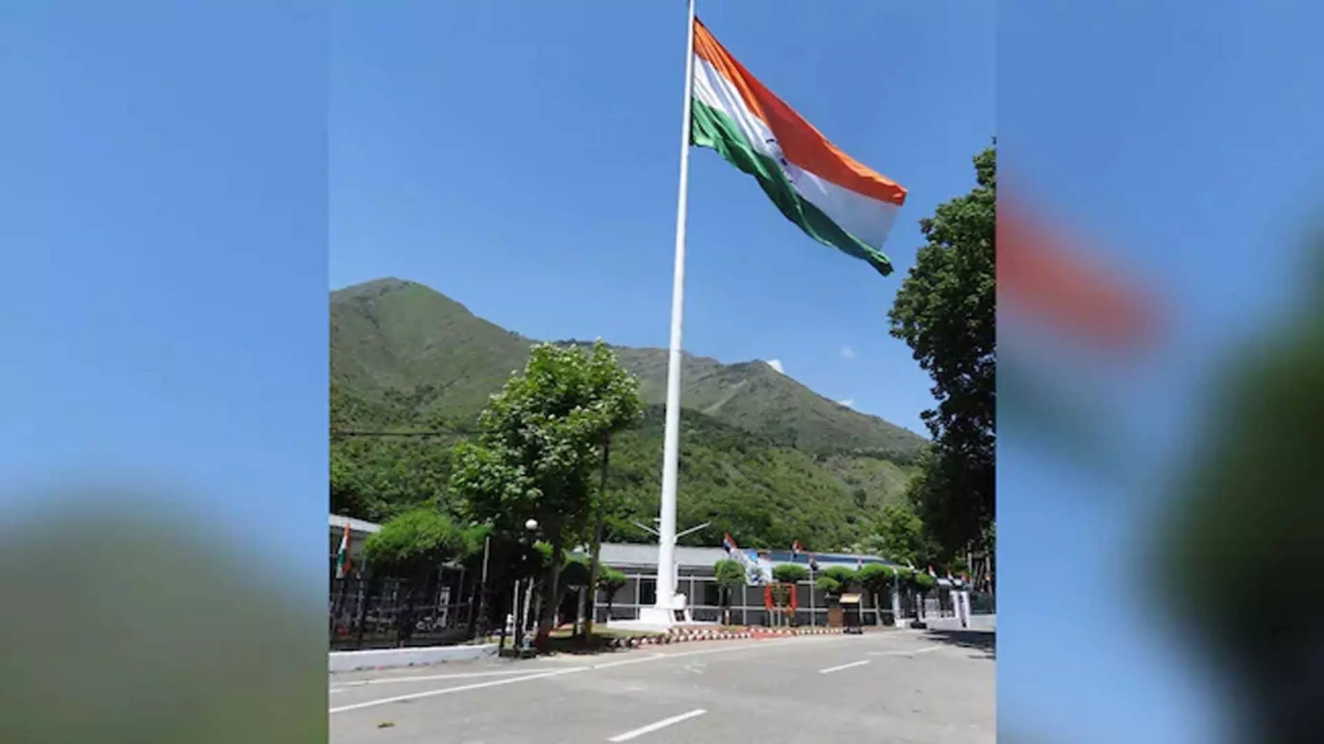 जम्मू-कश्मीर में नियंत्रण रेखा के पास लगाया गया 108 फुट का तिरंगे वाला झंडा