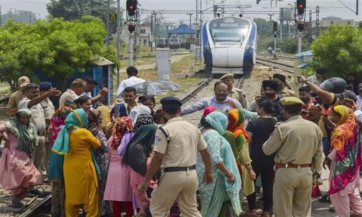 प्रदर्शनकारी महिलाओं ने जम्मू में वंदे भारत ट्रेन रोकी