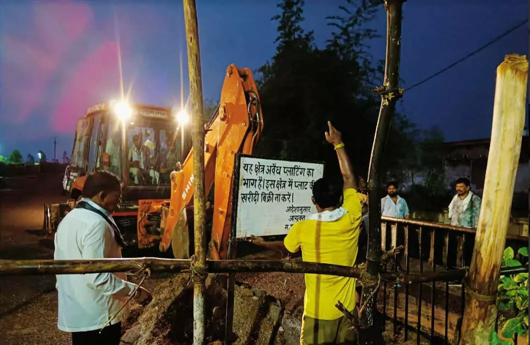 शिव नदी के पीछे अवैध प्लाटिंग पर हुई कार्रवाई, जेसीबी से किया गया धस्त