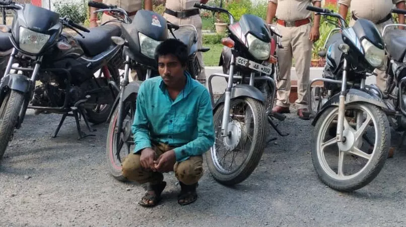 शहर से बाइक चोरी कर जंगल में छिपा देता था शातिर, गिरफ्तार