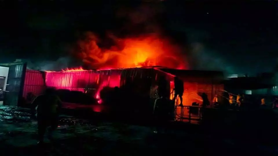 बहराइच में टेंट के गोदाम में लगी आग,  20 लाख से अधिक संपत्ति का नुकसान