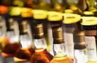 बीकानेर जिले में शराब ठेकेदार रात आठ बजे के बाद भी खुलेआम शराब बेच रहे