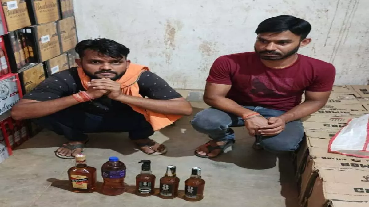 शराब दुकान के सेल्समैन और कर्मचारी गिरफ्तार