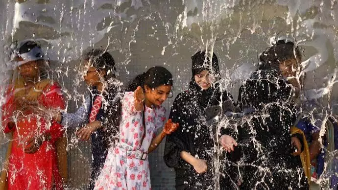 उत्तर भारत में झुलसाने वाली भीषण गर्मी, केरल में भारी बारिश का रेड अलर्ट