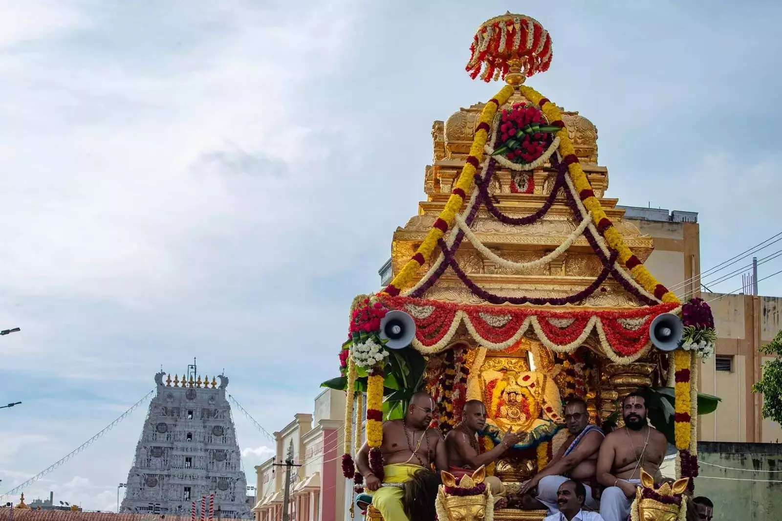 गोविंदा नमम में विशाल लकड़ी के रथ के घूमते ही भक्त आनंदित होते