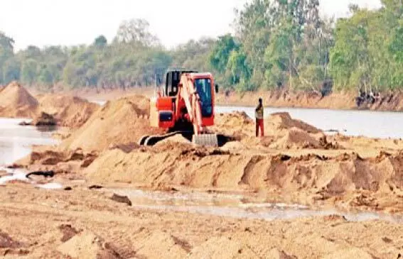 राजस्व में सरकार को चूना लगा रहे माफिया