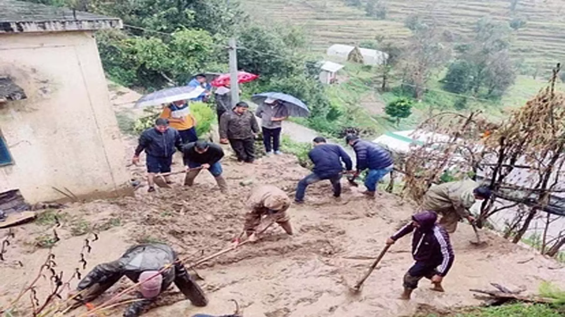 अल्मोड़ा में बारिश से मची तबाही,  20 से अधिक घरों में घुस गया मलबा