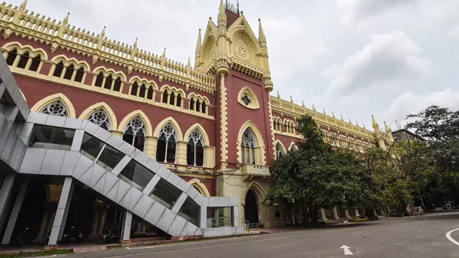 कलकत्ता उच्च न्यायालय ने राजभवन छेड़छाड़ मामले में अधिकारी के खिलाफ जांच पर लगाई रोक