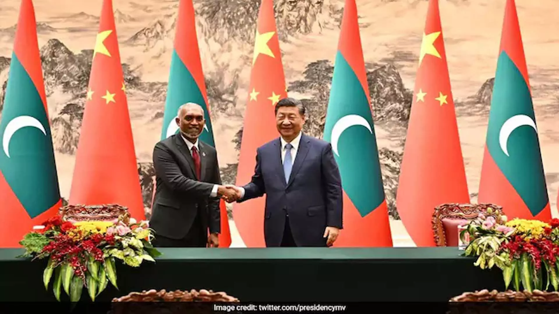 चीन ने तिब्बत ग्लेशियर का 1,500 टन पानी फिर भेजा  मालदीव