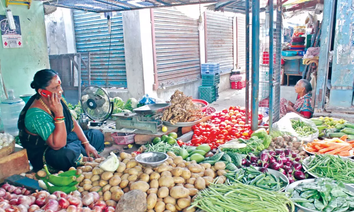 सब्जियों की ऊंची कीमतें उपभोक्ताओं की जेब पर भारी पड़ रही