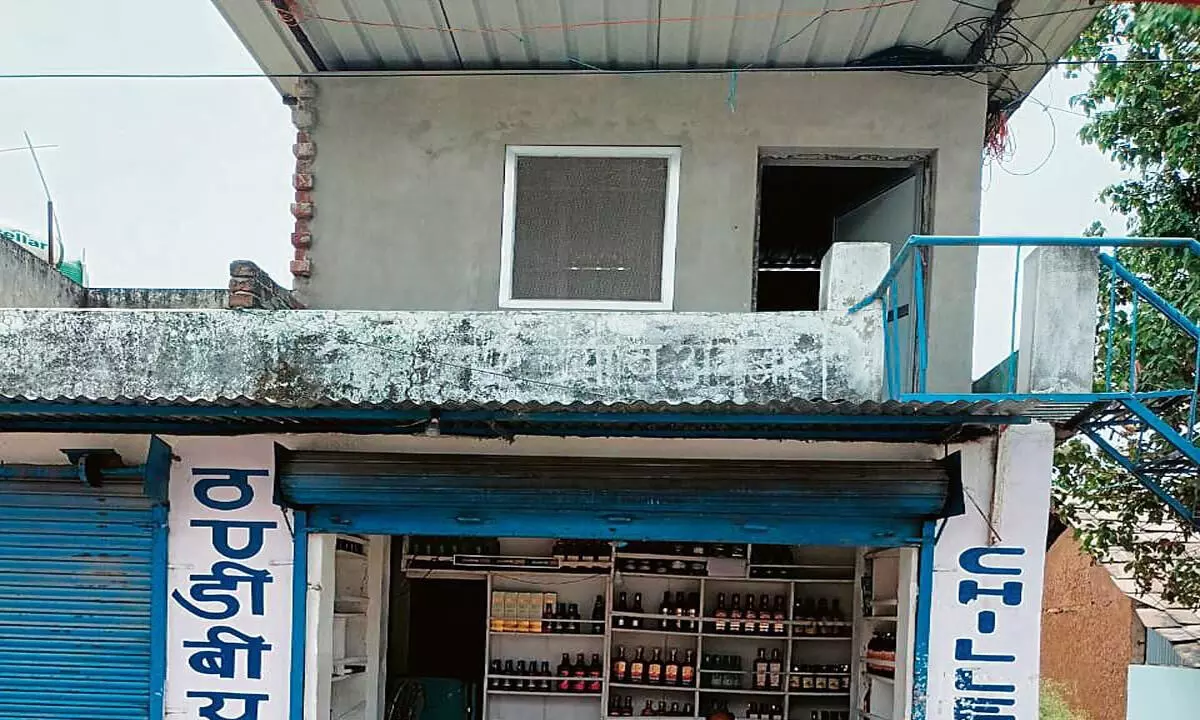 शराब विक्रेता शॉट्स को एमआरपी गायब बता रहे