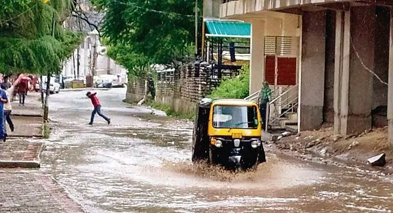 ढालपुर में कॉलेज रोड पर जलभराव के कारण यात्रियों को भारी परेशानी का सामना करना पड़ा