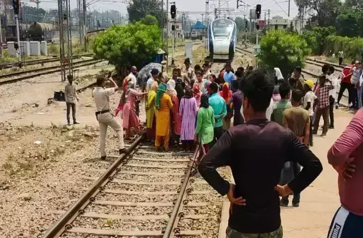 जल संकट: रेलवे ट्रैक पर उतरीं महिलाओं ने रोकी वंदे भारत ट्रेन