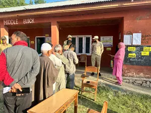 जम्मू-कश्मीर: अनंतनाग-राजौरी में मतदान जारी, लोगों में उत्साह