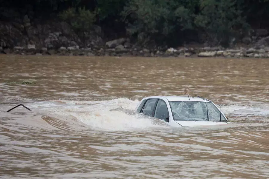 गूगल मैप्स ने पर्यटकों को केरल नदी में उतारा, कार डूबी, यात्रियों को बचाया गया