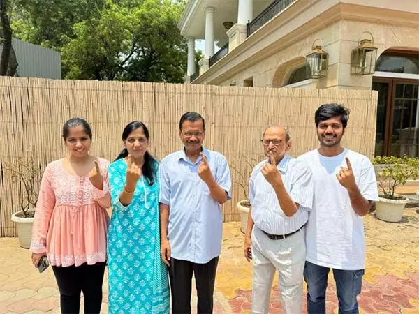 मुख्यमंत्री अरविंद केजरीवाल और उनके परिवार ने चुनाव के छठे चरण के दौरान दिल्ली में अपना वोट डाला