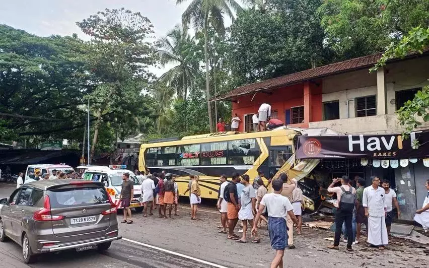 कोझिकोड में स्लीपर बस के दुकान से टकराने से 10 लोग घायल