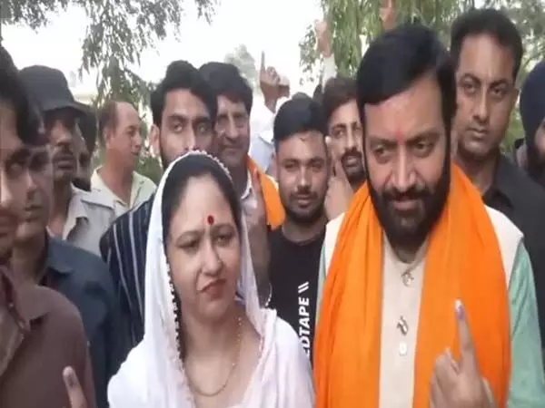 हरियाणा के मुख्यमंत्री नायब सिंह सैनी और उनकी पत्नी ने मिर्ज़ापुर में डाला वोट