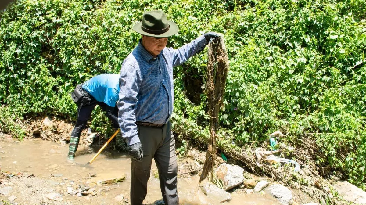 मिजोरम के मुख्यमंत्री ने उदाहरण पेश करते हुए कचरा साफ करने के लिए नदी में छलांग लगा दी