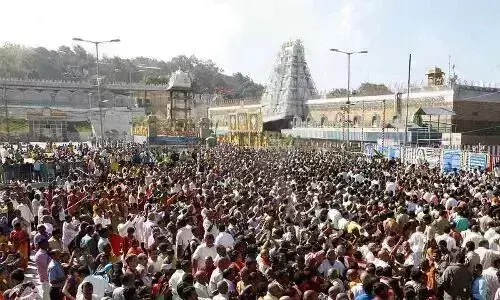 सर्वदर्शन के लिए 20 घंटे का समय लेने के लिए तिरुमाला में भक्तों की भीड़ लगातार बढ़ रही है