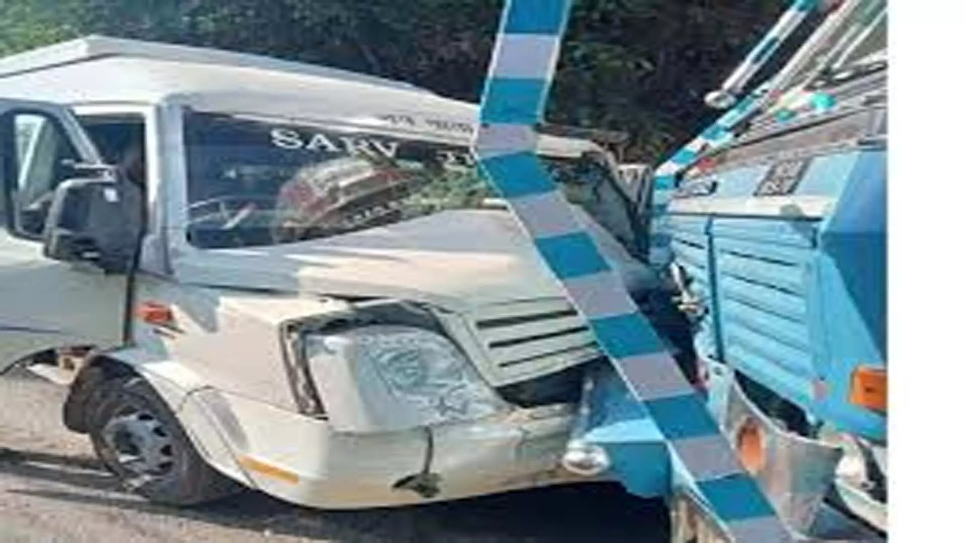 हिमाचल प्रदेश के मंडी में वाहन का ट्रक से टक्कर ,13 पर्यटक घायल