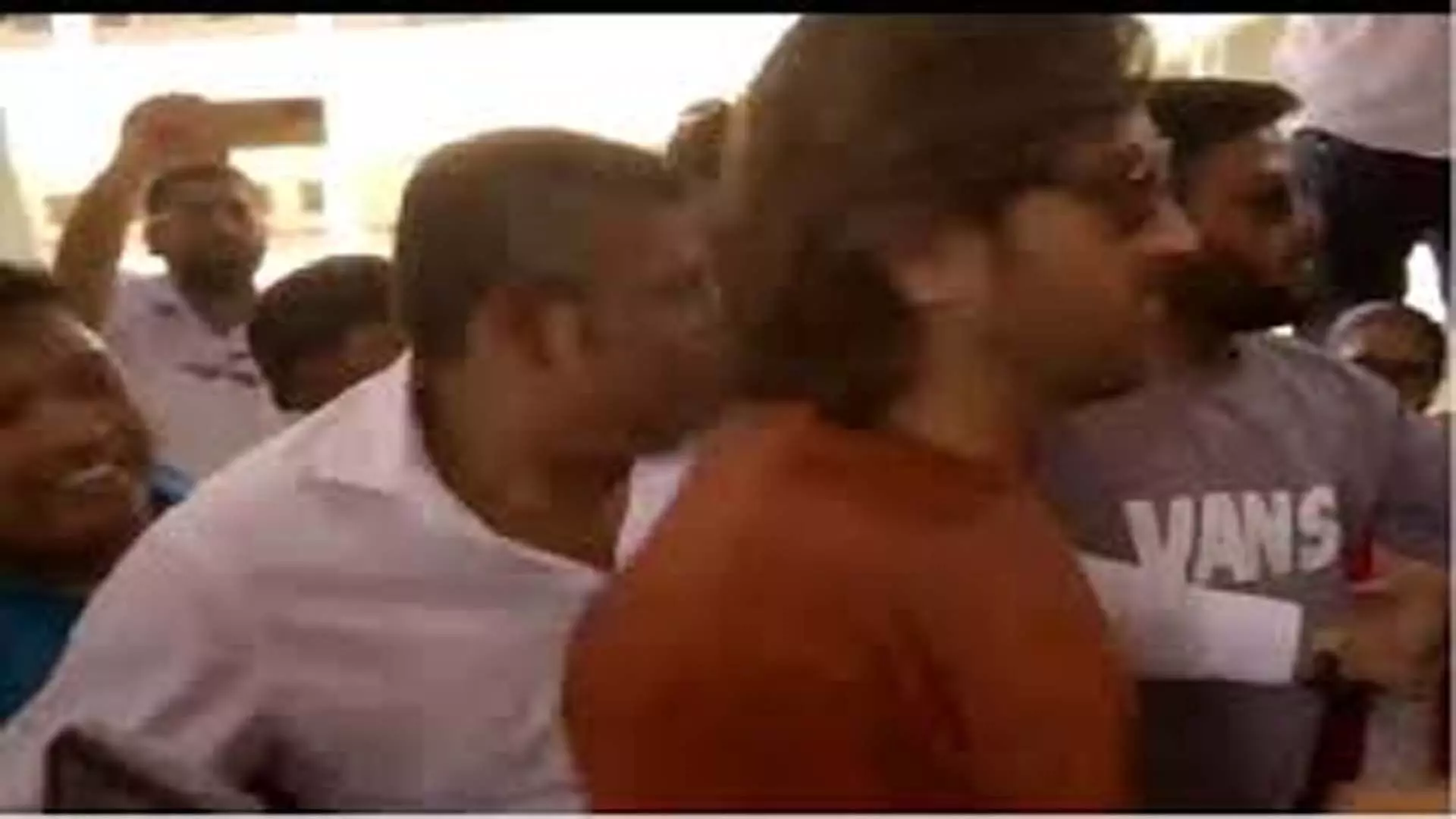 पूर्व कप्तान महेंद्र सिंह धोनी ने रांची में डाला अपना वोट,मतदाता हुए देखकर खुश