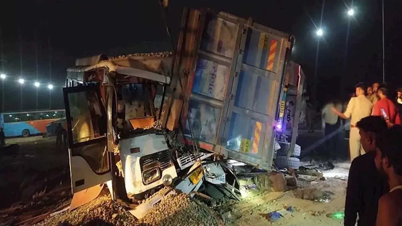 शाहजहांपुर में बस पर डंपर पलटा, 11 की मौत, 25 घायल