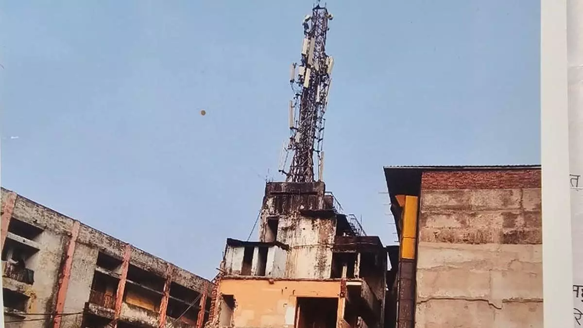 घर की छत से मोबाइल टावर हटाने के निर्देश