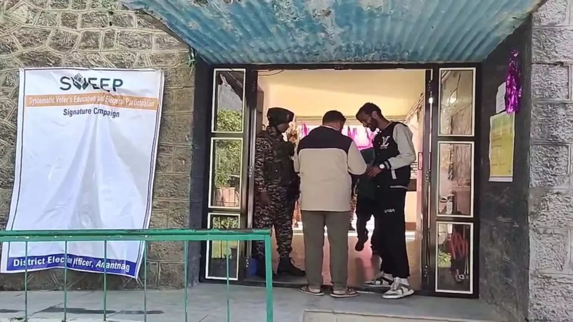 पहली बार मतदान करने वाले मतदाता अनंतनाग, कुलगाम में कतार में खड़े