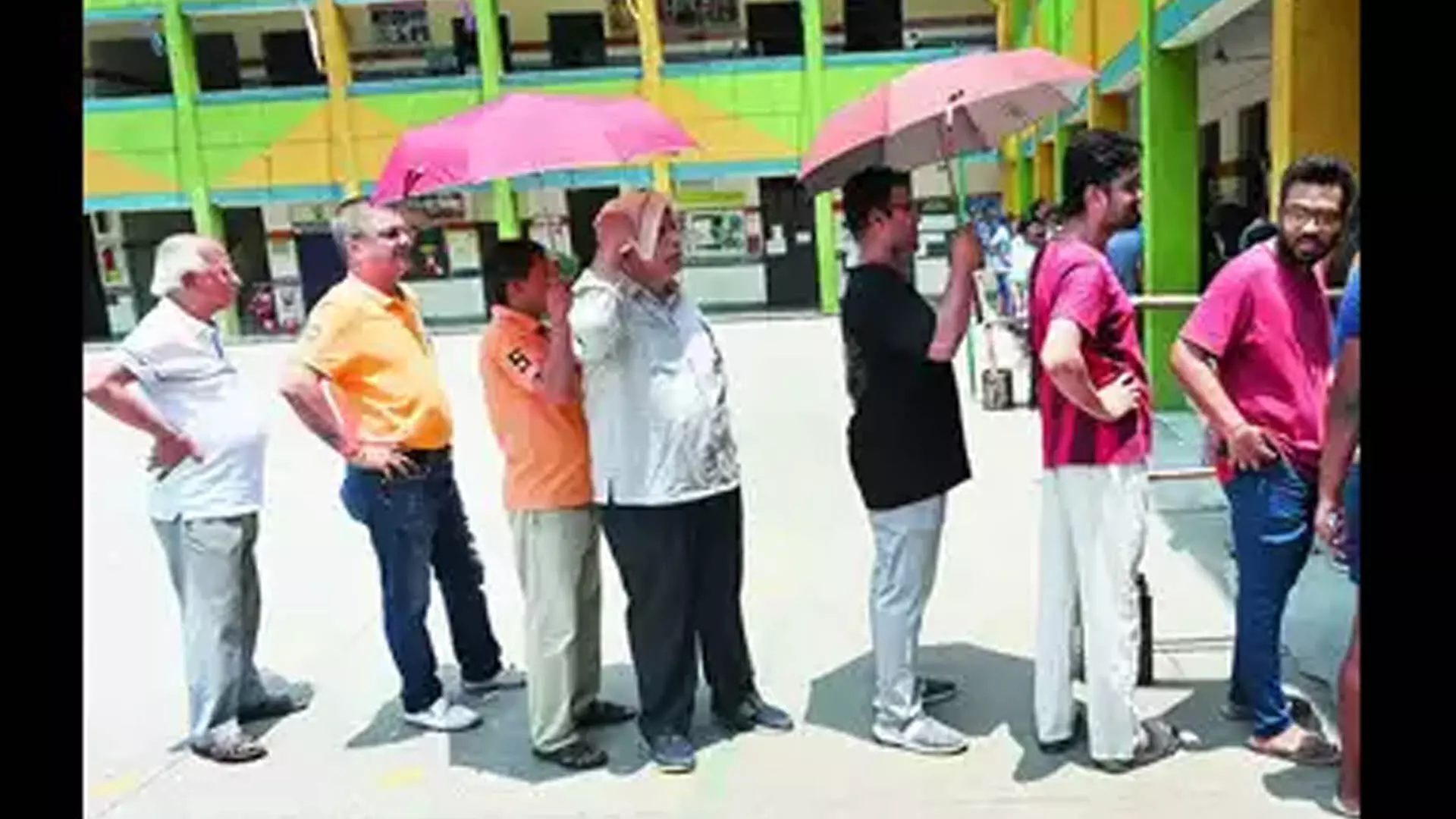 दिल्ली भीषण गर्मी में भी शहर भर के मतदान केंद्रों पर मतदाताओं की कतारें लगी