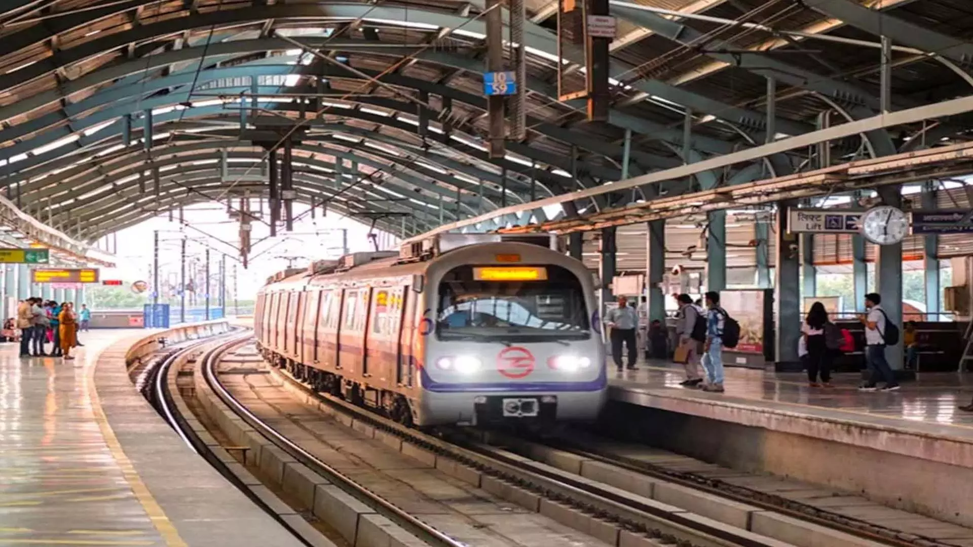 आयरिश प्रभावशाली लोगों ने दिल्ली मेट्रो में पहली यात्रा की समीक्षा की