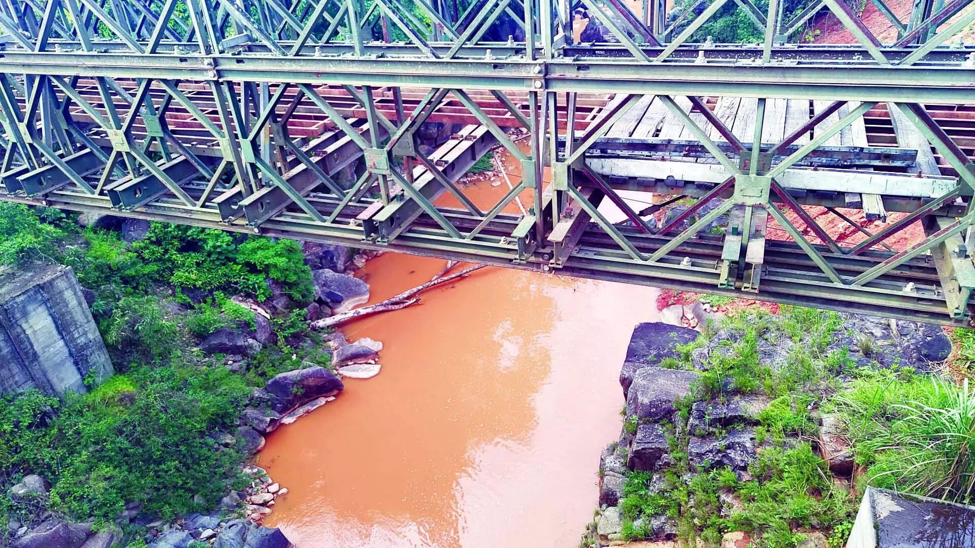 उमियाम नदी में मिट्टी की अनियंत्रित डंपिंग से गंभीर प्रदूषण हो गया