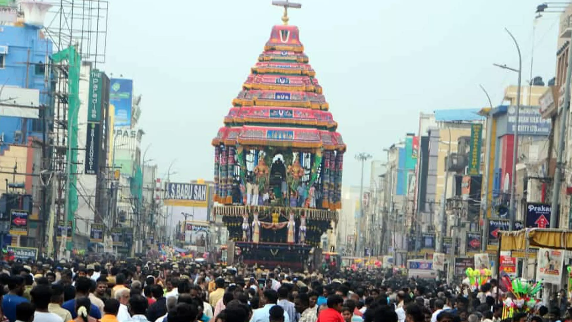 कांचीपुरम में श्री वरदराजा पेरुमल मंदिर में आज थिरु थेर उत्सव के रूप में भक्तों की भारी भीड़ देखी गई