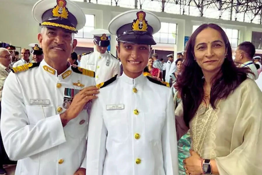 राजस्थान की बेटी नौसेना में बनी अफसर, नातिन की पासिंग आउट परेड में शामिल हुए नाना