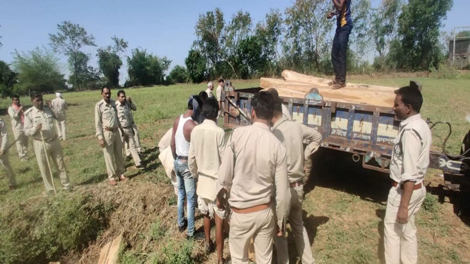 लकड़ी तस्करों और वन कर्मियों के बीच मुठभेड़, एक तस्कर घायल, तीन गिरफ्तार