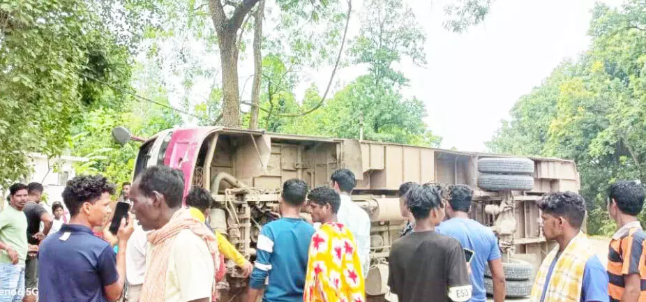 तेज रफ्तार यात्री बस पलटी, बाइक चालक को बचाते वक्त हुआ हादसा