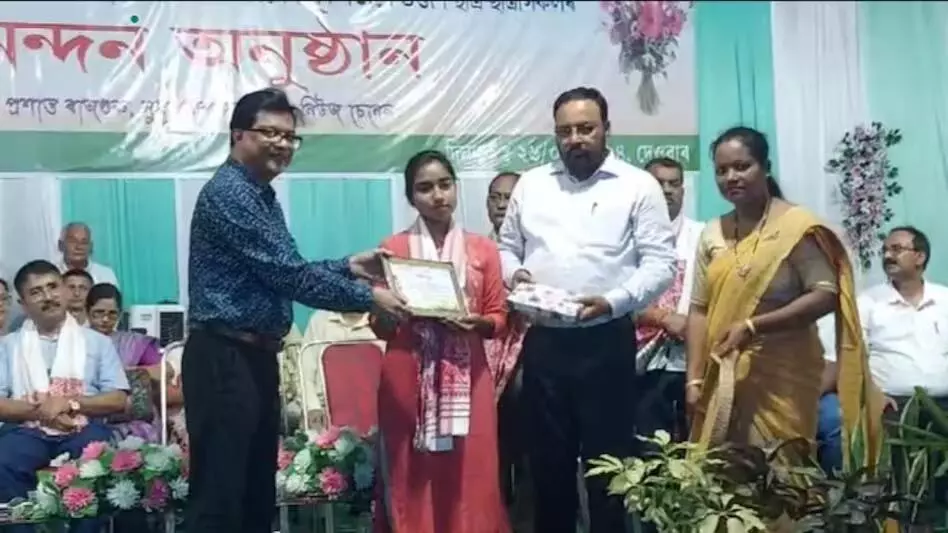 असम के मंत्री केशव महंत ने 100 प्रतिशत एचएस परीक्षा उत्तीर्ण करने के लिए कालियाबोर स्कूल को 2 लाख रुपये का दान दिया