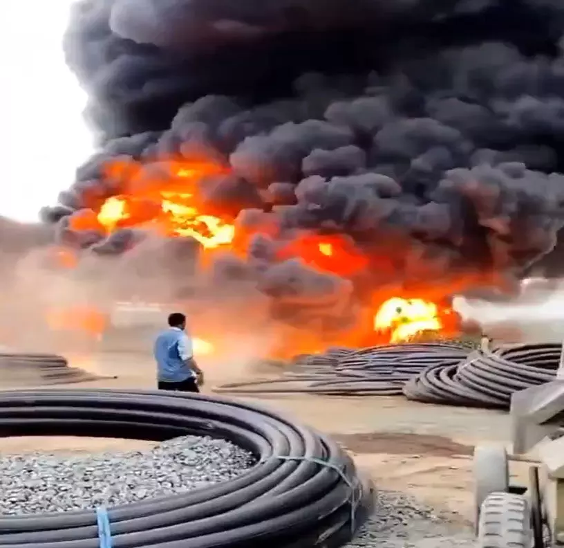 जल कनेक्शन के पाइपों में लगी भीषण आग, देखें VIDEO...
