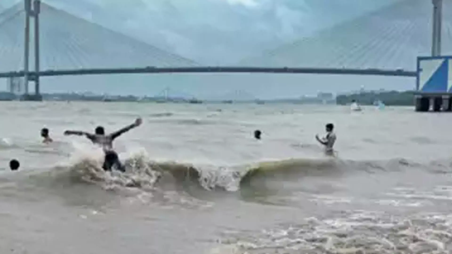समुद्र तट पर चक्रवात रेमल का प्रकोप, कोलकाता में आज भारी बारिश की संभावना