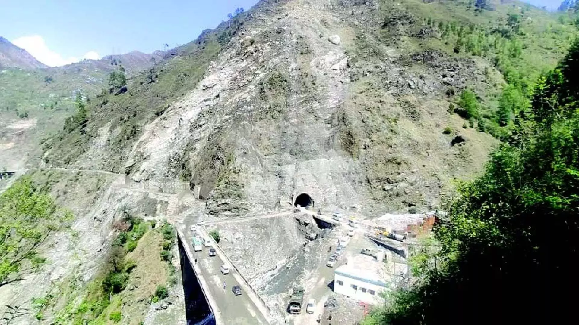श्रीनगर-जम्मू एनएच पर यातायात बाधित