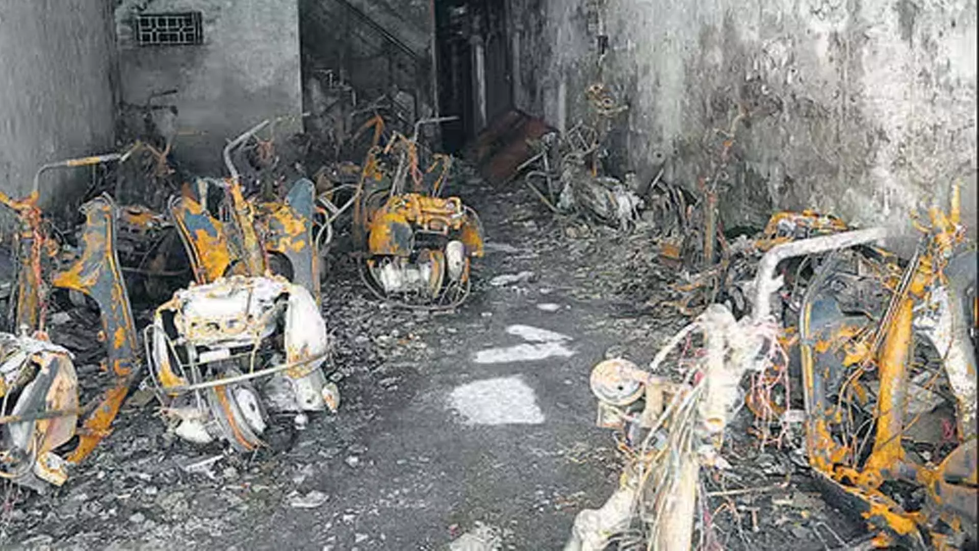 दिल्ली की इमारत में आग, 3 की मौत