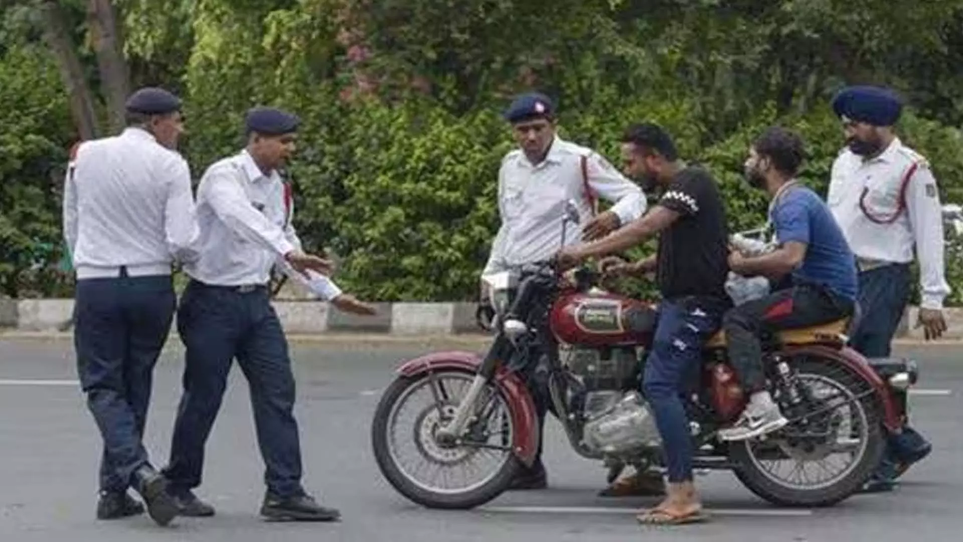 दिल्ली पुलिस, बिना हेलमेट के दोपहिया वाहन चलाने पर जुर्माने में बढ़ोतरी