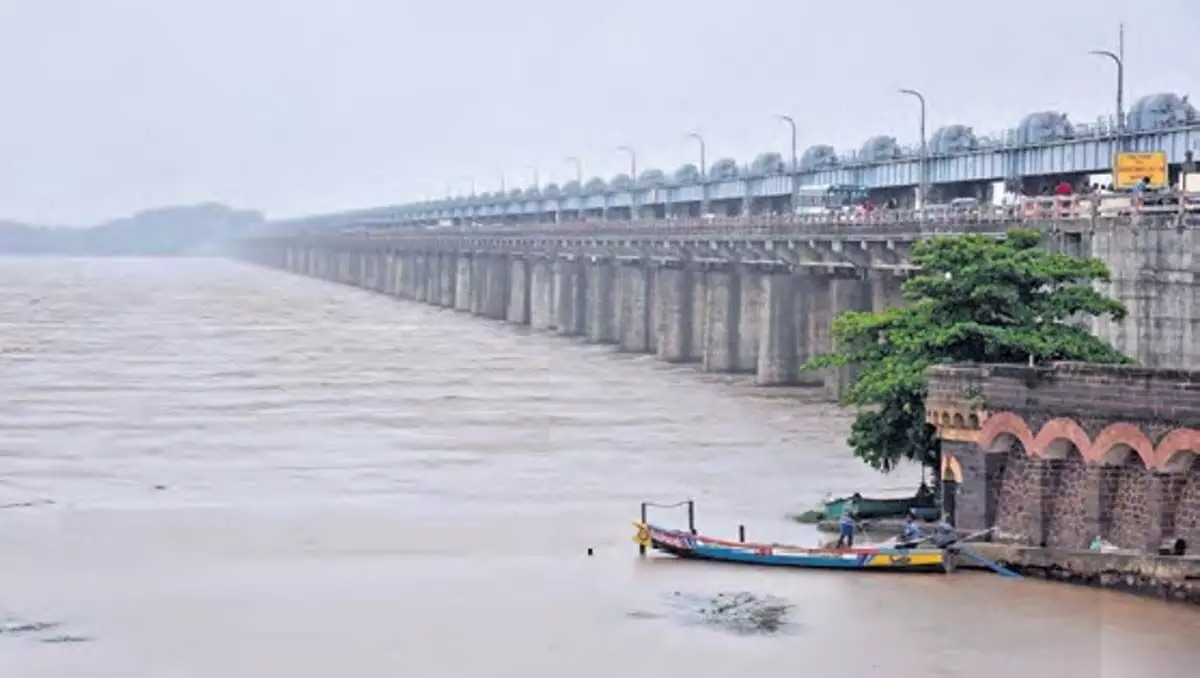 गोदावरी नदी के सिंचाई विभाग के अधिकारी संभावित बाढ़ के खतरे से निपटने के लिए तैयारी शुरू कर रहे